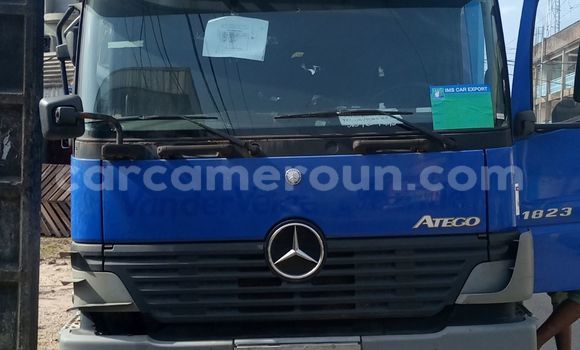 Sayi Imported Mercedes‒Benz 1824 Blue Babbar mota in Douala a Ƙasar Kamaru Sayi Imported Mercedes‒Benz 1824 Blue Babbar mota in Douala a Ƙasar Kamaru