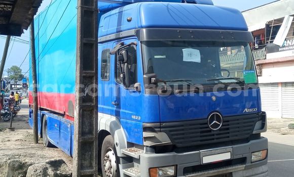 Sayi Imported Mercedes‒Benz 1824 Blue Babbar mota in Douala a Ƙasar Kamaru Sayi Imported Mercedes‒Benz 1824 Blue Babbar mota in Douala a Ƙasar Kamaru