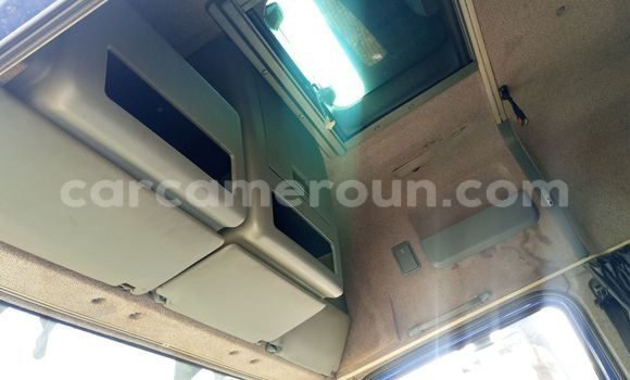 Sayi Imported Mercedes‒Benz 1824 Blue Babbar mota in Douala a Ƙasar Kamaru Sayi Imported Mercedes‒Benz 1824 Blue Babbar mota in Douala a Ƙasar Kamaru