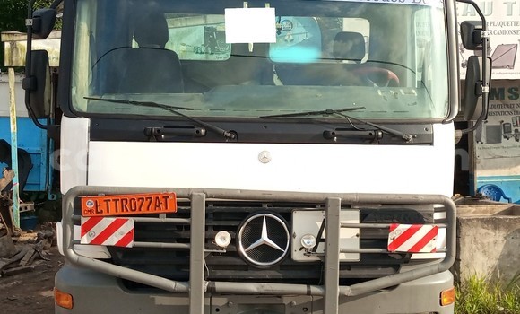 Sayi Imported Mercedes‒Benz 3331 White Babbar mota in Douala a Ƙasar Kamaru Sayi Imported Mercedes‒Benz 3331 White Babbar mota in Douala a Ƙasar Kamaru