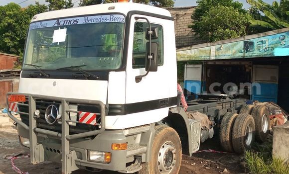 Sayi Imported Mercedes‒Benz 3331 White Babbar mota in Douala a Ƙasar Kamaru Sayi Imported Mercedes‒Benz 3331 White Babbar mota in Douala a Ƙasar Kamaru