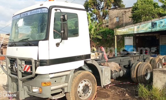 Sayi Imported Mercedes‒Benz 3331 White Babbar mota in Douala a Ƙasar Kamaru Sayi Imported Mercedes‒Benz 3331 White Babbar mota in Douala a Ƙasar Kamaru