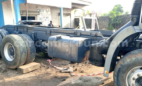 Sayi Imported Mercedes‒Benz 3331 White Babbar mota in Douala a Ƙasar Kamaru Sayi Imported Mercedes‒Benz 3331 White Babbar mota in Douala a Ƙasar Kamaru