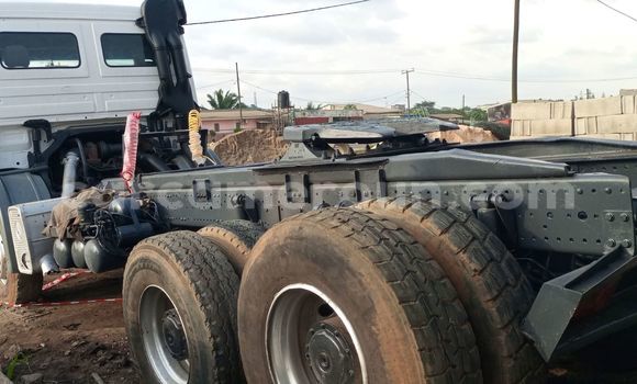 Sayi Imported Mercedes‒Benz 3331 White Babbar mota in Douala a Ƙasar Kamaru Sayi Imported Mercedes‒Benz 3331 White Babbar mota in Douala a Ƙasar Kamaru
