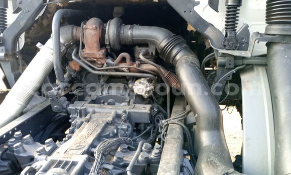 Sayi Imported Mercedes‒Benz 3331 White Babbar mota in Douala a Ƙasar Kamaru Sayi Imported Mercedes‒Benz 3331 White Babbar mota in Douala a Ƙasar Kamaru