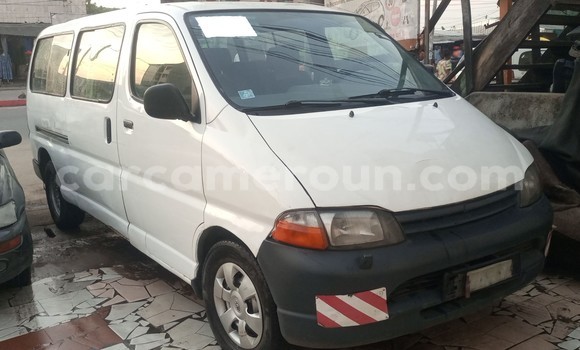 Sayi Na hannu Toyota HiAce White Babbar mota in Douala a Ƙasar Kamaru
