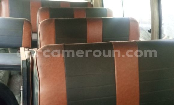 Sayi Na hannu Toyota HiAce White Babbar mota in Douala a Ƙasar Kamaru Sayi Na hannu Toyota HiAce White Babbar mota in Douala a Ƙasar Kamaru