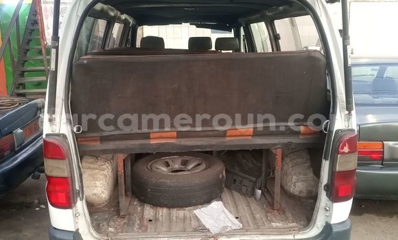 Sayi Na hannu Toyota HiAce White Babbar mota in Douala a Ƙasar Kamaru Sayi Na hannu Toyota HiAce White Babbar mota in Douala a Ƙasar Kamaru