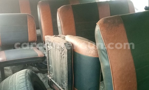 Sayi Na hannu Toyota HiAce White Babbar mota in Douala a Ƙasar Kamaru Sayi Na hannu Toyota HiAce White Babbar mota in Douala a Ƙasar Kamaru