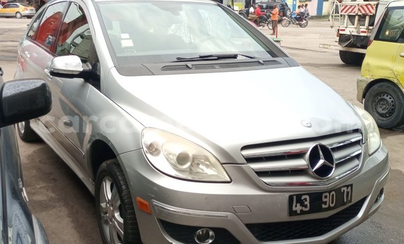 Sayi Imported Mercedes-Benz CLS250 Azurfa Mota in Douala a Ƙasar Kamaru Sayi Imported Mercedes-Benz CLS250 Azurfa Mota in Douala a Ƙasar Kamaru