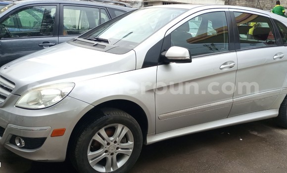 Sayi Imported Mercedes-Benz CLS250 Azurfa Mota in Douala a Ƙasar Kamaru Sayi Imported Mercedes-Benz CLS250 Azurfa Mota in Douala a Ƙasar Kamaru