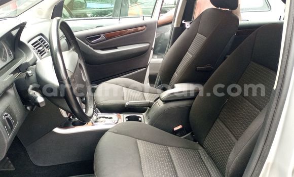 Sayi Imported Mercedes-Benz CLS250 Azurfa Mota in Douala a Ƙasar Kamaru Sayi Imported Mercedes-Benz CLS250 Azurfa Mota in Douala a Ƙasar Kamaru