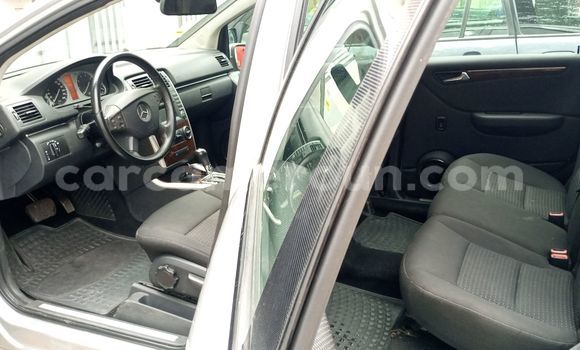 Sayi Imported Mercedes-Benz CLS250 Azurfa Mota in Douala a Ƙasar Kamaru Sayi Imported Mercedes-Benz CLS250 Azurfa Mota in Douala a Ƙasar Kamaru