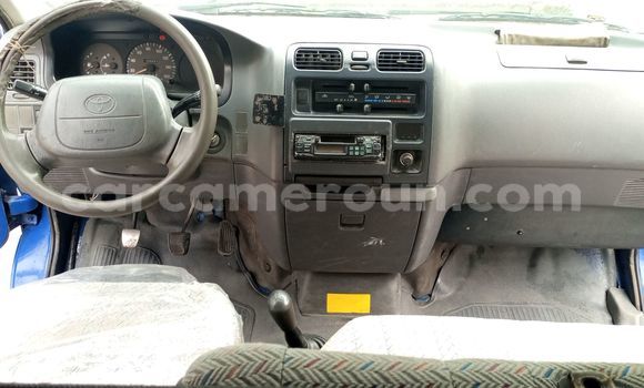 Sayi Na hannu Toyota HiAce Blue Babbar mota in Douala a Ƙasar Kamaru Sayi Na hannu Toyota HiAce Blue Babbar mota in Douala a Ƙasar Kamaru