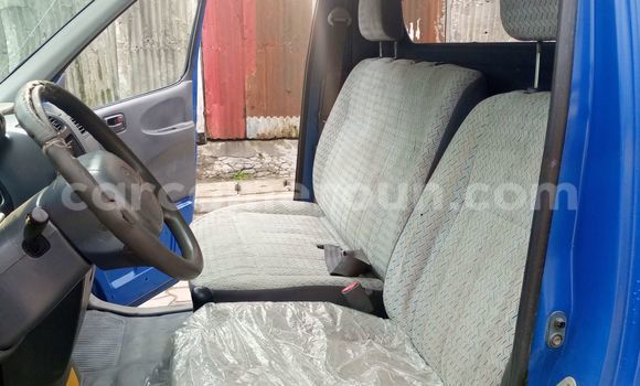 Sayi Na hannu Toyota HiAce Blue Babbar mota in Douala a Ƙasar Kamaru Sayi Na hannu Toyota HiAce Blue Babbar mota in Douala a Ƙasar Kamaru