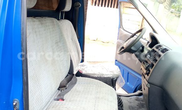 Sayi Na hannu Toyota HiAce Blue Babbar mota in Douala a Ƙasar Kamaru Sayi Na hannu Toyota HiAce Blue Babbar mota in Douala a Ƙasar Kamaru