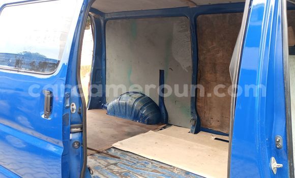Sayi Na hannu Toyota HiAce Blue Babbar mota in Douala a Ƙasar Kamaru Sayi Na hannu Toyota HiAce Blue Babbar mota in Douala a Ƙasar Kamaru
