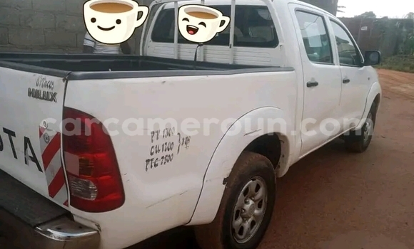 Sayi Na hannu Toyota Hilux White Mota in Yaounde a Babban Kamaru