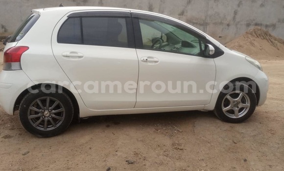 Sayi Sabo Toyota Vitz White Mota in Douala a Ƙasar Kamaru