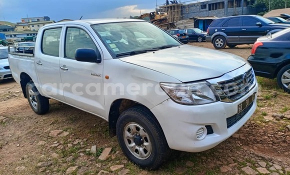 Buy Used Toyota Hilux White Car in Yaounde in Central Cameroon