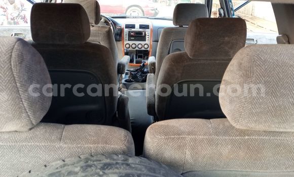 Sayi Na hannu Kia Carnival Green Mota in Douala a Ƙasar Kamaru Sayi Na hannu Kia Carnival Green Mota in Douala a Ƙasar Kamaru