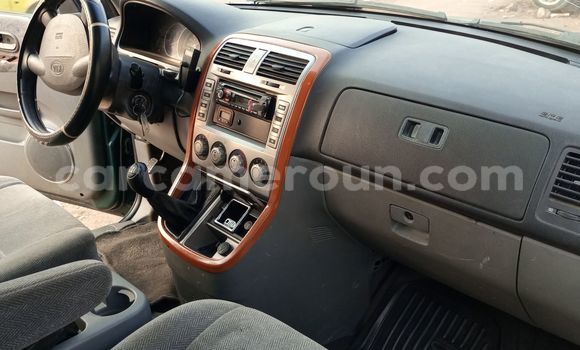 Sayi Na hannu Kia Carnival Green Mota in Douala a Ƙasar Kamaru Sayi Na hannu Kia Carnival Green Mota in Douala a Ƙasar Kamaru