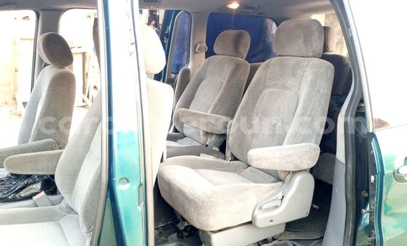 Sayi Na hannu Kia Carnival Green Mota in Douala a Ƙasar Kamaru Sayi Na hannu Kia Carnival Green Mota in Douala a Ƙasar Kamaru