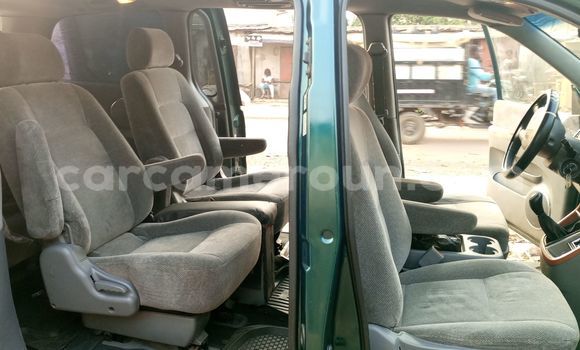 Sayi Na hannu Kia Carnival Green Mota in Douala a Ƙasar Kamaru Sayi Na hannu Kia Carnival Green Mota in Douala a Ƙasar Kamaru