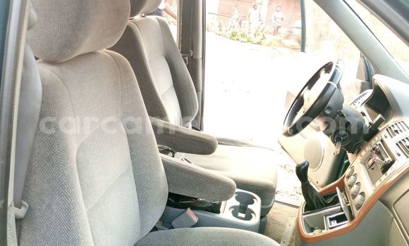 Sayi Na hannu Kia Carnival Green Mota in Douala a Ƙasar Kamaru Sayi Na hannu Kia Carnival Green Mota in Douala a Ƙasar Kamaru