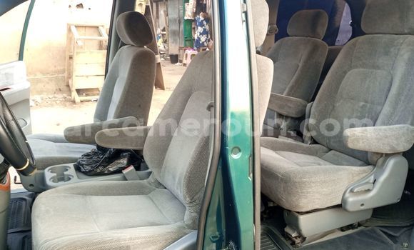 Sayi Na hannu Kia Carnival Green Mota in Douala a Ƙasar Kamaru Sayi Na hannu Kia Carnival Green Mota in Douala a Ƙasar Kamaru