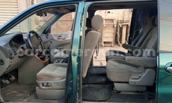 Sayi Na hannu Kia Carnival Green Mota in Douala a Ƙasar Kamaru Sayi Na hannu Kia Carnival Green Mota in Douala a Ƙasar Kamaru