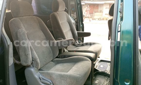 Sayi Na hannu Kia Carnival Green Mota in Douala a Ƙasar Kamaru Sayi Na hannu Kia Carnival Green Mota in Douala a Ƙasar Kamaru