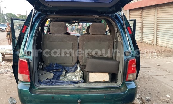 Sayi Na hannu Kia Carnival Green Mota in Douala a Ƙasar Kamaru Sayi Na hannu Kia Carnival Green Mota in Douala a Ƙasar Kamaru