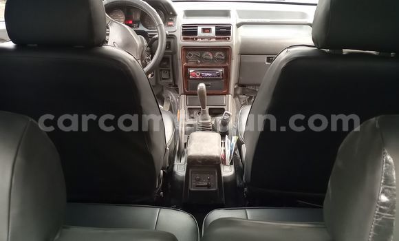 Sayi Na hannu Mitsubishi Pajero Blue Mota in Douala a Ƙasar Kamaru Sayi Na hannu Mitsubishi Pajero Blue Mota in Douala a Ƙasar Kamaru