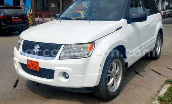 Sayi Na hannu Suzuki Grand Vitara White Mota in Douala a Ƙasar Kamaru