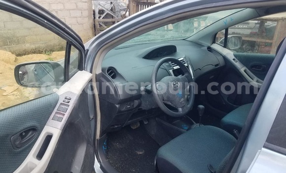 Sayi Na hannu Toyota Vitz Azurfa Mota in Douala a Ƙasar Kamaru Sayi Na hannu Toyota Vitz Azurfa Mota in Douala a Ƙasar Kamaru