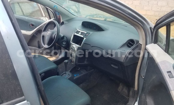 Sayi Na hannu Toyota Vitz Azurfa Mota in Douala a Ƙasar Kamaru Sayi Na hannu Toyota Vitz Azurfa Mota in Douala a Ƙasar Kamaru