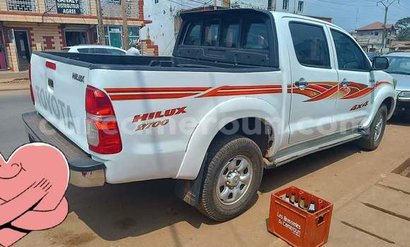Sayi Na hannu Toyota Hiluxe VIGO White Mota in Yaounde a Babban Kamaru Sayi Na hannu Toyota Hiluxe VIGO White Mota in Yaounde a Babban Kamaru