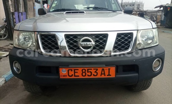 Sayi Na hannu Nissan Patrol Azurfa Mota in Douala a Ƙasar Kamaru