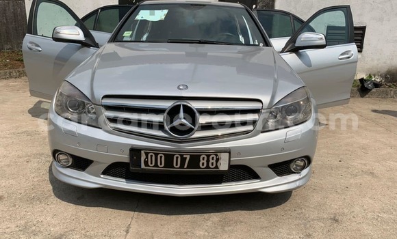 Sayi Sabo Mercedes‒Benz C–Class Azurfa Mota in Douala a Ƙasar Kamaru