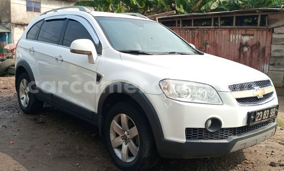 Sayi Imported Chevrolet Captiva White Mota in Douala a Ƙasar Kamaru