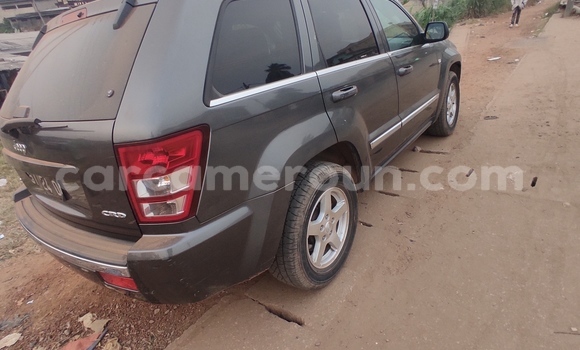 Sayi Na hannu Jeep Grand Cherokee Azurfa Mota in Douala a Ƙasar Kamaru