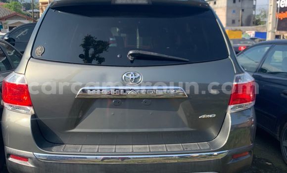 Sayi Sabo Toyota Highlander Azurfa Mota in Yaounde a Babban Kamaru Sayi Sabo Toyota Highlander Azurfa Mota in Yaounde a Babban Kamaru