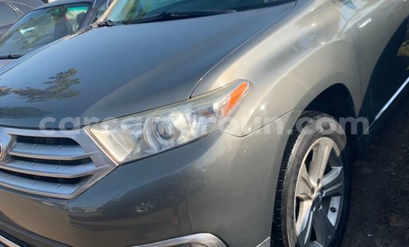 Sayi Sabo Toyota Highlander Azurfa Mota in Yaounde a Babban Kamaru Sayi Sabo Toyota Highlander Azurfa Mota in Yaounde a Babban Kamaru