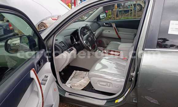 Sayi Sabo Toyota Highlander Azurfa Mota in Yaounde a Babban Kamaru Sayi Sabo Toyota Highlander Azurfa Mota in Yaounde a Babban Kamaru