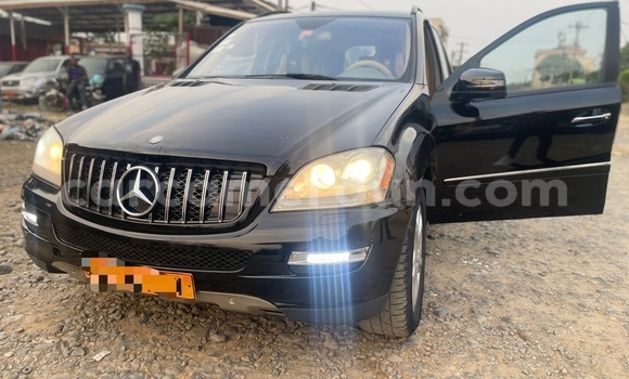Sayi Na hannu Mercedes‒Benz ML–Class Black Mota in Douala a Ƙasar Kamaru