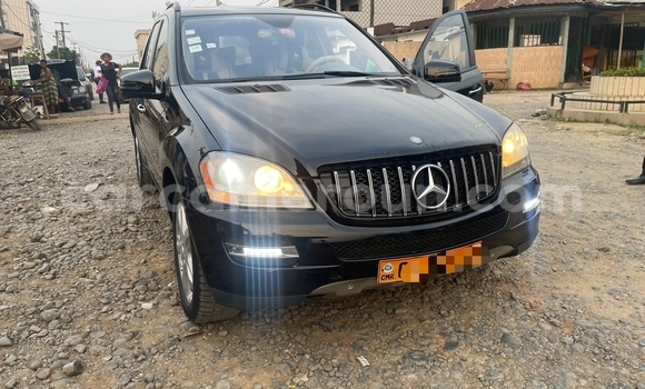 Sayi Na hannu Mercedes‒Benz ML–Class Black Mota in Douala a Ƙasar Kamaru Sayi Na hannu Mercedes‒Benz ML–Class Black Mota in Douala a Ƙasar Kamaru
