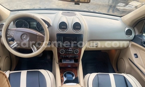 Sayi Na hannu Mercedes‒Benz ML–Class Black Mota in Douala a Ƙasar Kamaru Sayi Na hannu Mercedes‒Benz ML–Class Black Mota in Douala a Ƙasar Kamaru