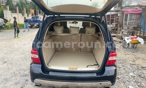 Sayi Na hannu Mercedes‒Benz ML–Class Black Mota in Douala a Ƙasar Kamaru Sayi Na hannu Mercedes‒Benz ML–Class Black Mota in Douala a Ƙasar Kamaru