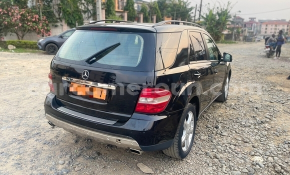 Sayi Na hannu Mercedes‒Benz ML–Class Black Mota in Douala a Ƙasar Kamaru Sayi Na hannu Mercedes‒Benz ML–Class Black Mota in Douala a Ƙasar Kamaru